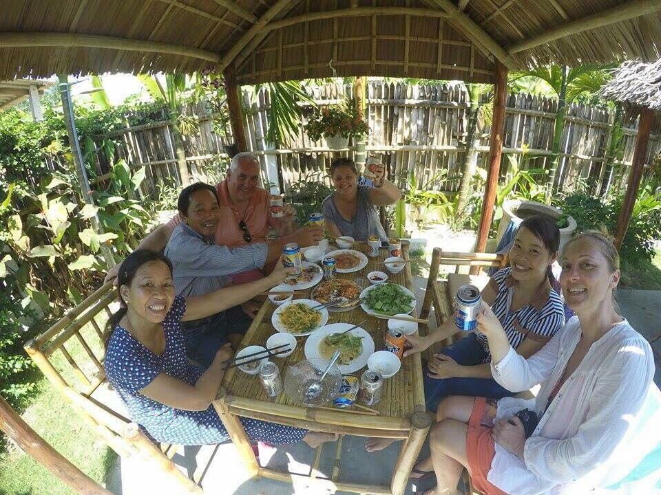 Local Beach Homestay Хойан Экстерьер фото